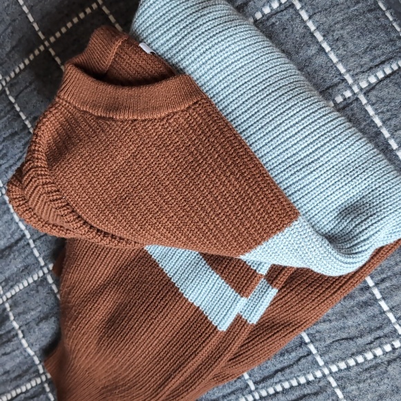 Aritzia TNA Sweater. Size L. - Picture 5 of 5